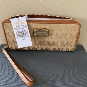 Michael Kors Jet Set Travel Continental Wallet